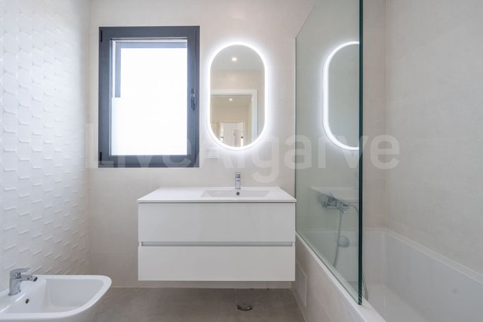 Image No.32-4 Bed House for sale