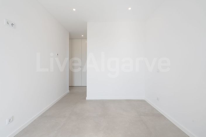 Image No.33-4 Bed House for sale