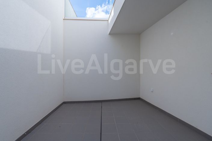 Image No.37-4 Bed House for sale