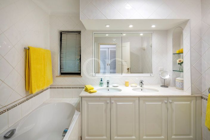 Image No.30-4 Bed House for sale