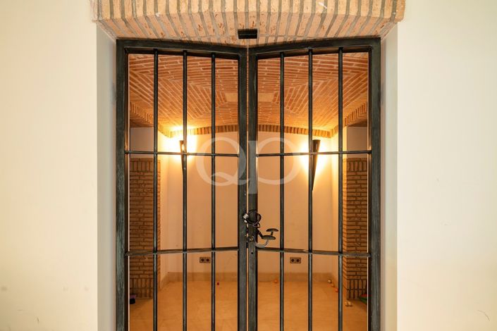 Image No.24-6 Bed House for sale