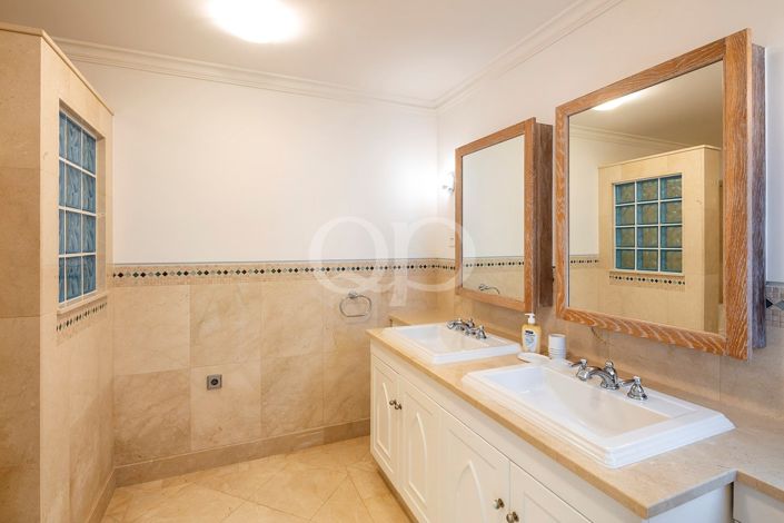 Image No.44-6 Bed House for sale