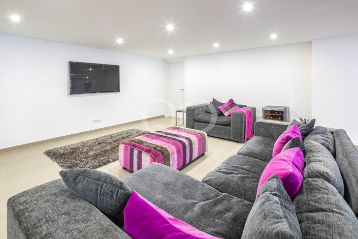 Image No.20-5 Bed House for sale