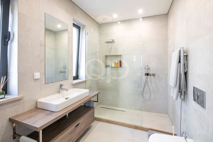 Image No.35-5 Bed House for sale