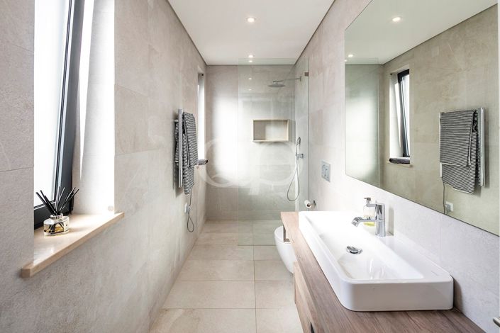 Image No.36-5 Bed House for sale