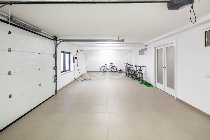 Image No.40-5 Bed House for sale