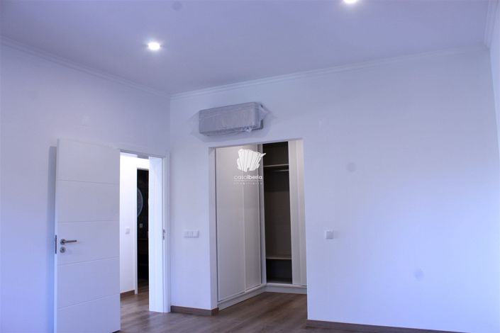Image No.49-5 Bed House for sale