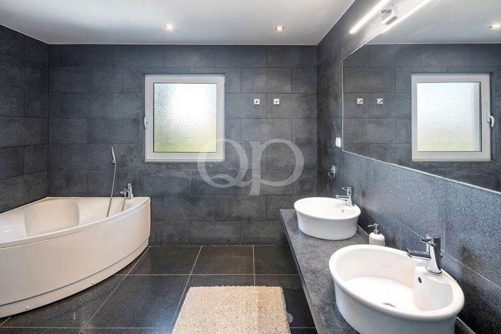 Image No.32-7 Bed House for sale