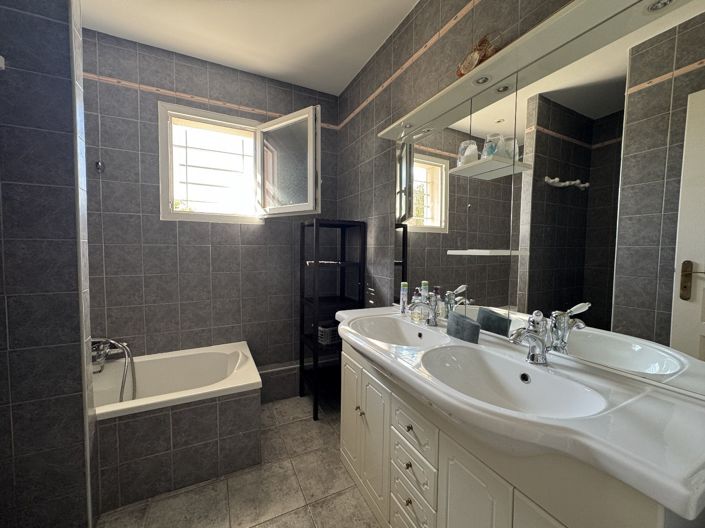 Image No.9-4 Bed House for sale