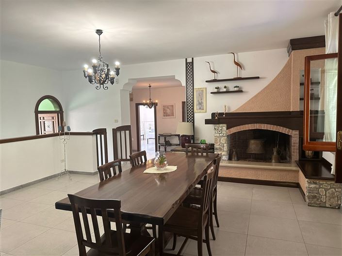 Image No.12-4 Bed Property for sale