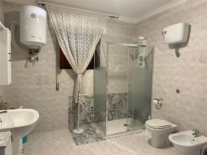 Image No.16-4 Bed Property for sale