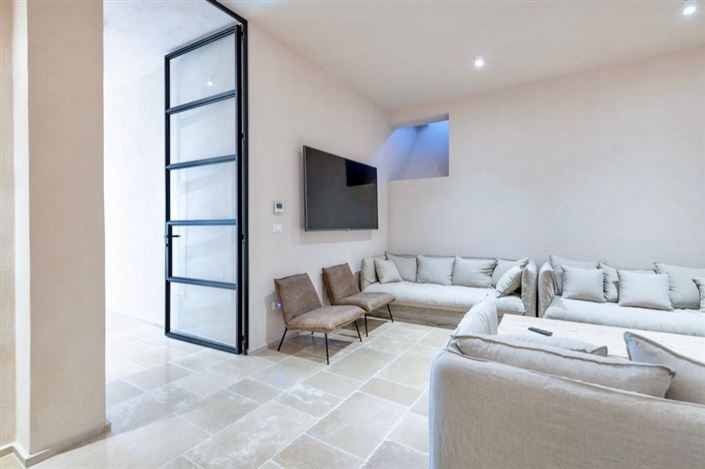 Image No.12-6 Bed Property for sale