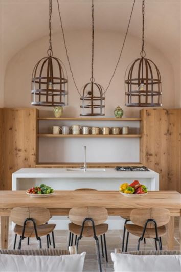 Image No.17-6 Bed Property for sale