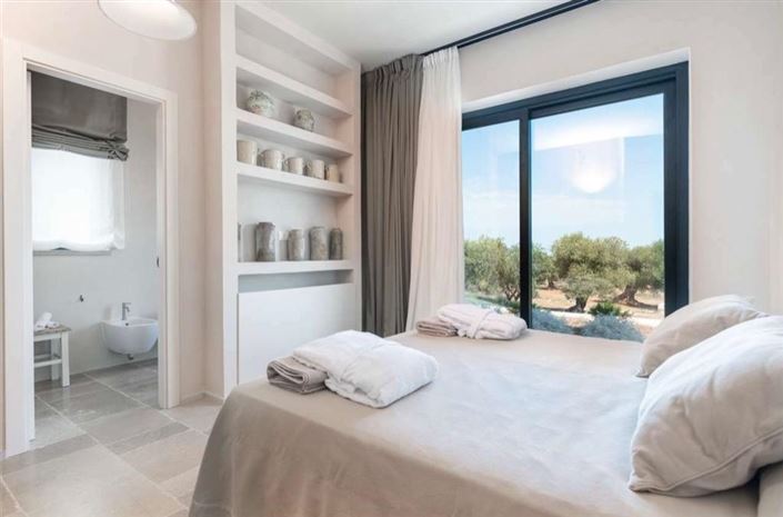 Image No.19-6 Bed Property for sale