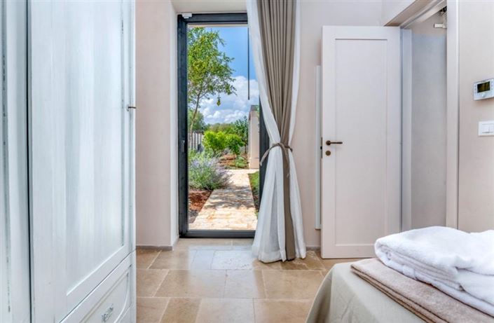 Image No.25-6 Bed Property for sale