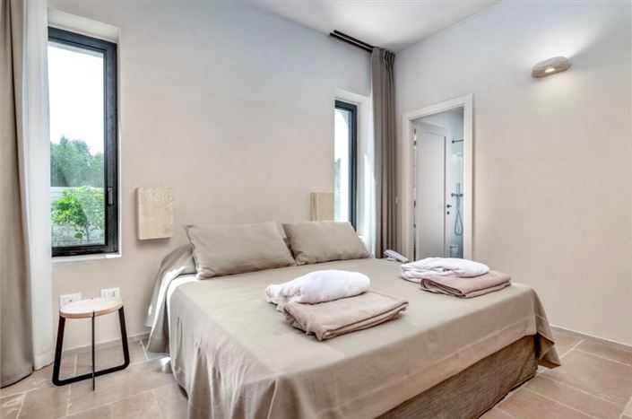 Image No.27-6 Bed Property for sale