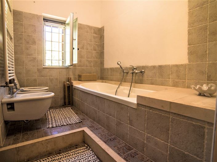 Image No.16-4 Bed Property for sale