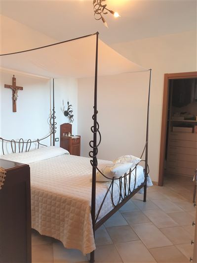 Image No.15-4 Bed Property for sale