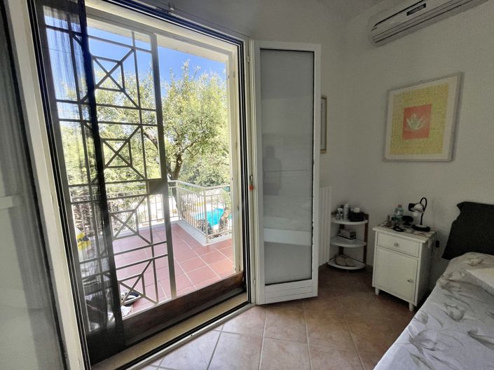 Image No.24-5 Bed Property for sale