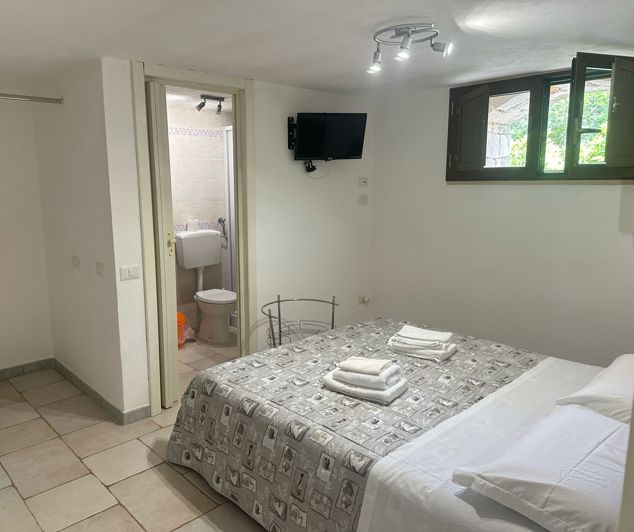 Image No.24-6 Bed Property for sale