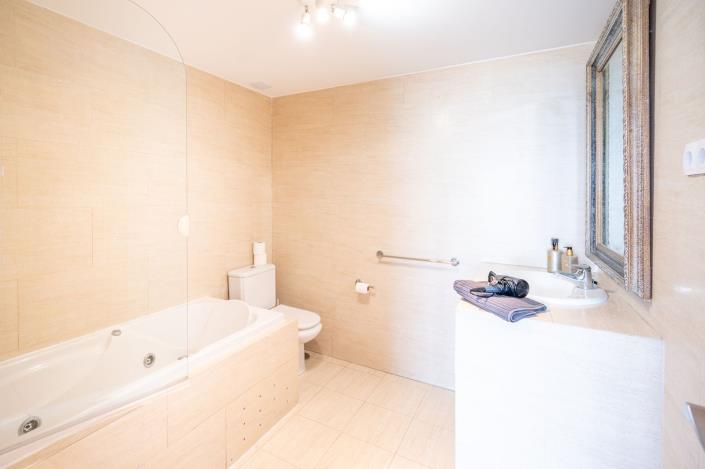 Image No.12-4 Bed Townhouse for sale