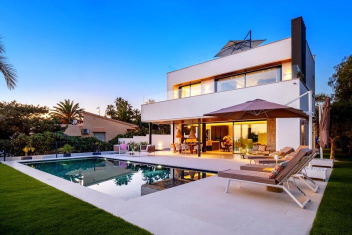 Image No.1-4 Bed Villa / Detached for sale