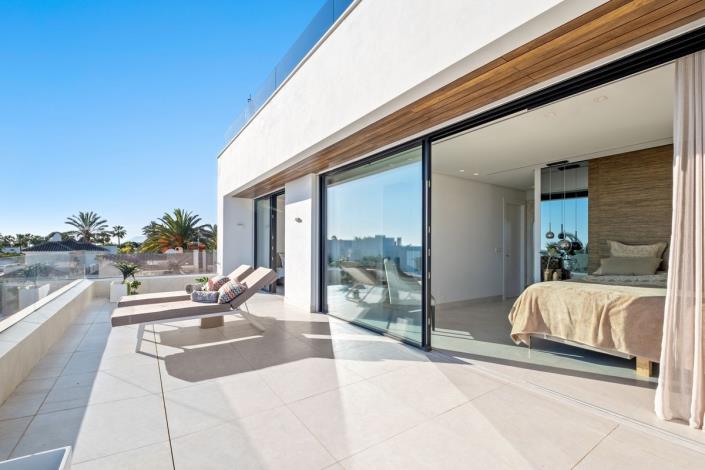 Image No.39-4 Bed Villa / Detached for sale