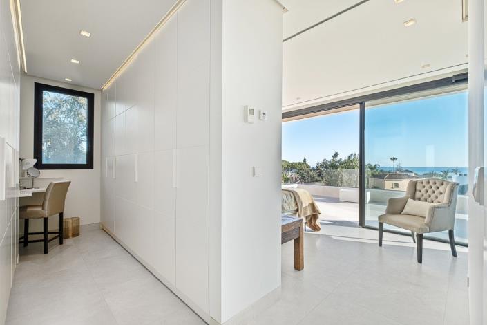 Image No.43-4 Bed Villa / Detached for sale