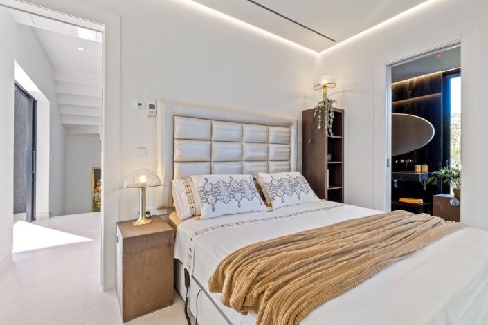 Image No.48-4 Bed Villa / Detached for sale