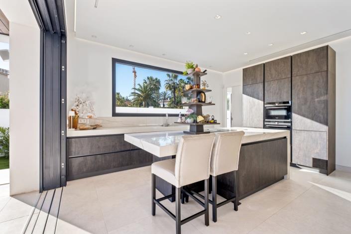 Image No.52-4 Bed Villa / Detached for sale