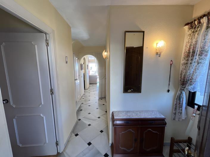 Image No.12-4 Bed Townhouse for sale