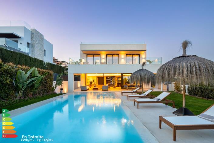 Image No.1-Villa de 5 chambres à vendre à Nueva Andalucia