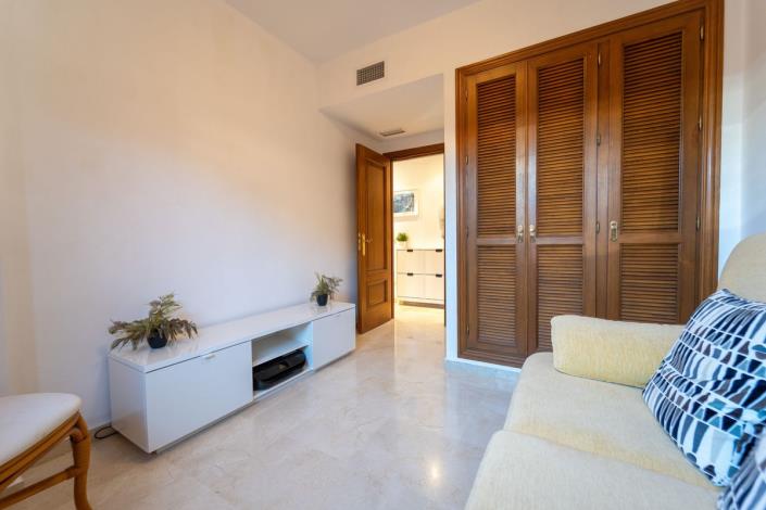 Image No.17-6 Bed Townhouse for sale