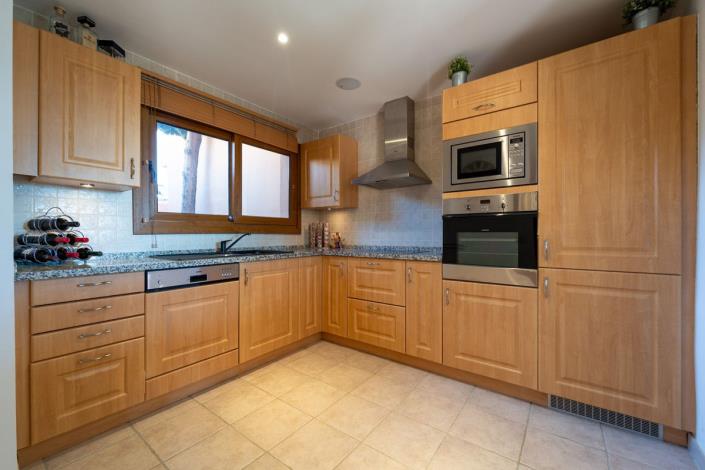 Image No.18-6 Bed Townhouse for sale