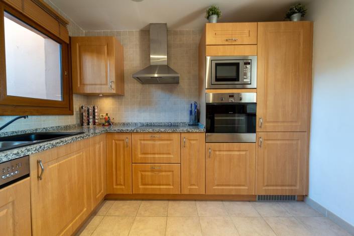 Image No.20-6 Bed Townhouse for sale