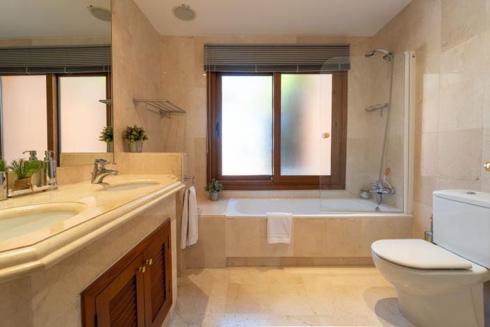 Image No.25-6 Bed Townhouse for sale