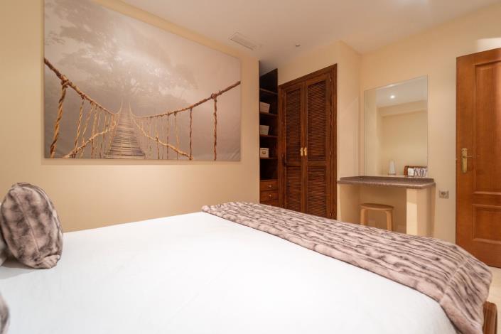 Image No.40-6 Bed Townhouse for sale