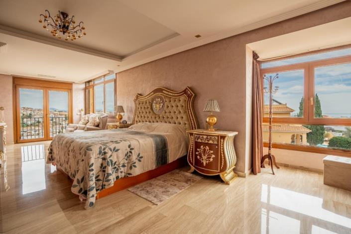 Image No.2-5 Bed Villa / Detached for sale