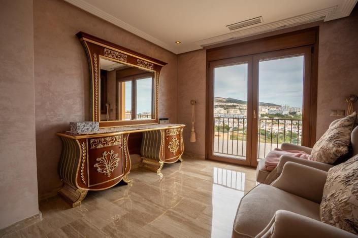 Image No.5-5 Bed Villa / Detached for sale