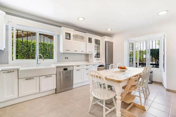 Image No.9-5 Bed Townhouse for sale