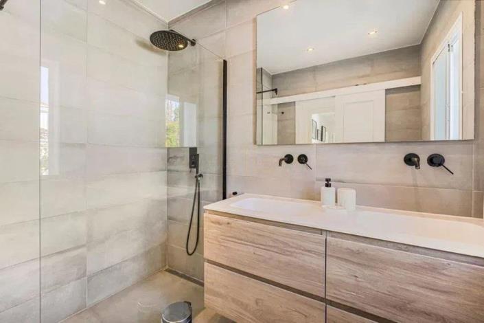 Image No.14-5 Bed Townhouse for sale