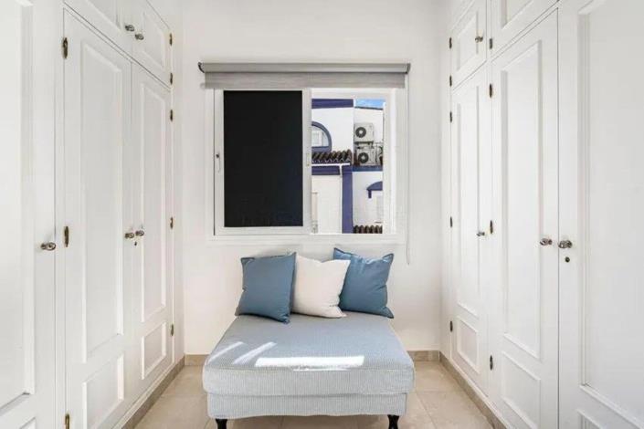 Image No.17-5 Bed Townhouse for sale