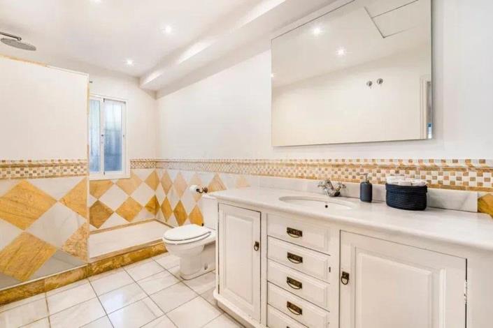 Image No.18-5 Bed Townhouse for sale