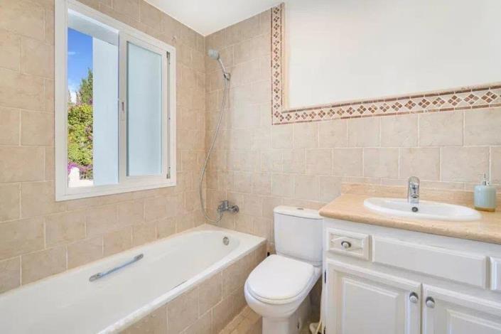 Image No.23-5 Bed Townhouse for sale