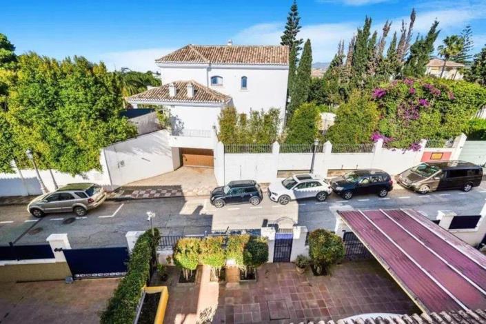 Image No.24-5 Bed Townhouse for sale