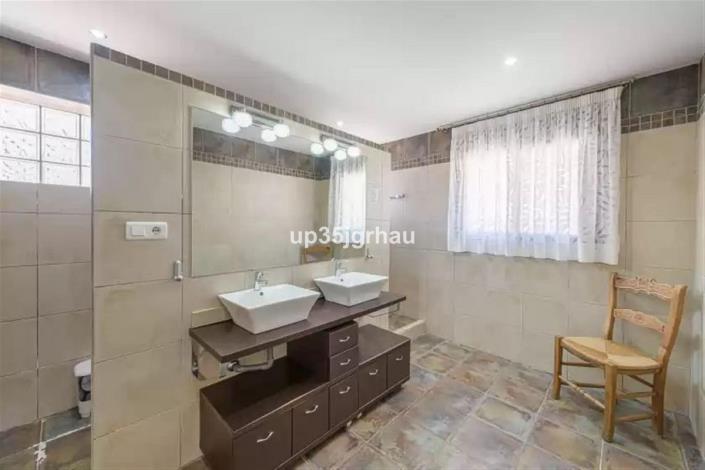 Image No.21-Villa / Détaché de 6 chambres à vendre à Estepona