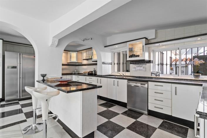 Image No.12-6 Bed Villa / Detached for sale