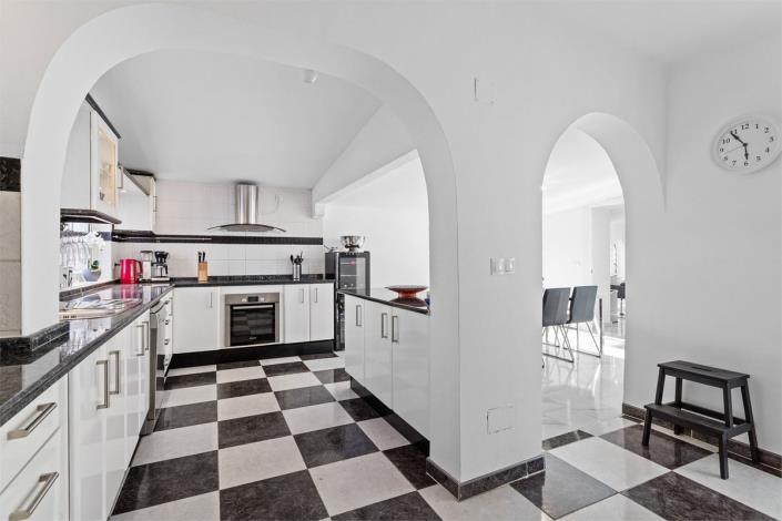 Image No.13-6 Bed Villa / Detached for sale