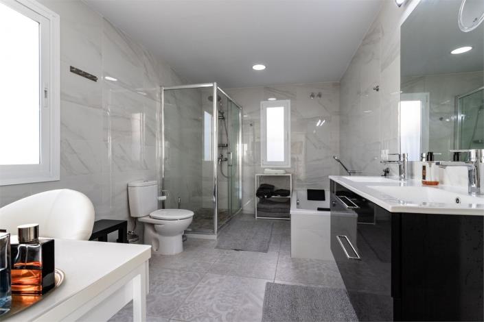 Image No.18-6 Bed Villa / Detached for sale