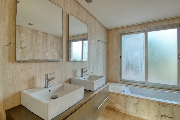 Image No.22-4 Bed Townhouse for sale